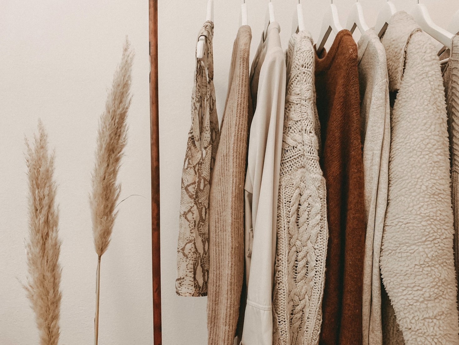 Les essentiels modernes pour une garde-robe polyvalente